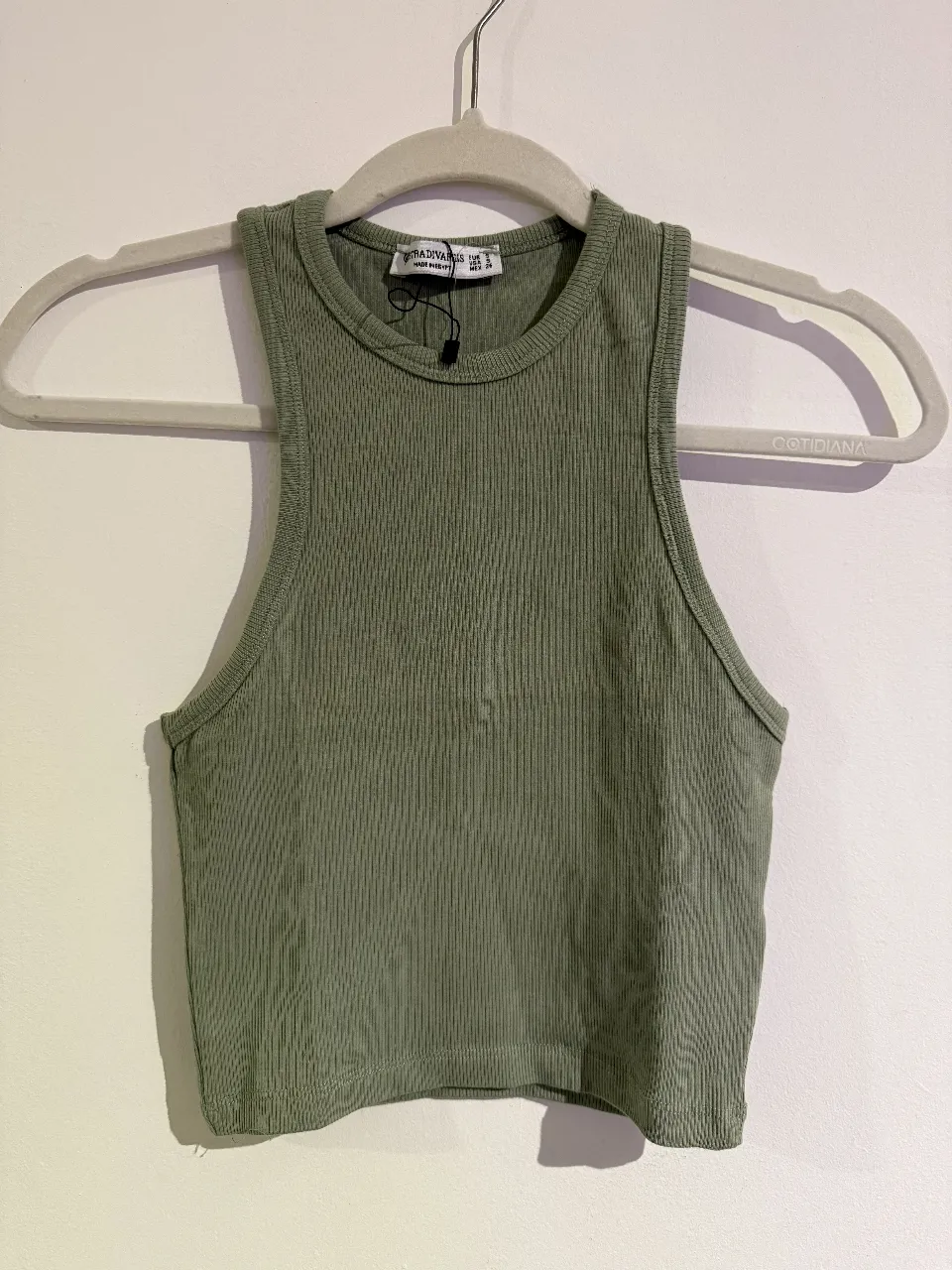 Top musculosa de mujer, color verde oliva, de tejido acanalado, ideal para un look casual y moderno. Perfecto para combinar con jeans o shorts.