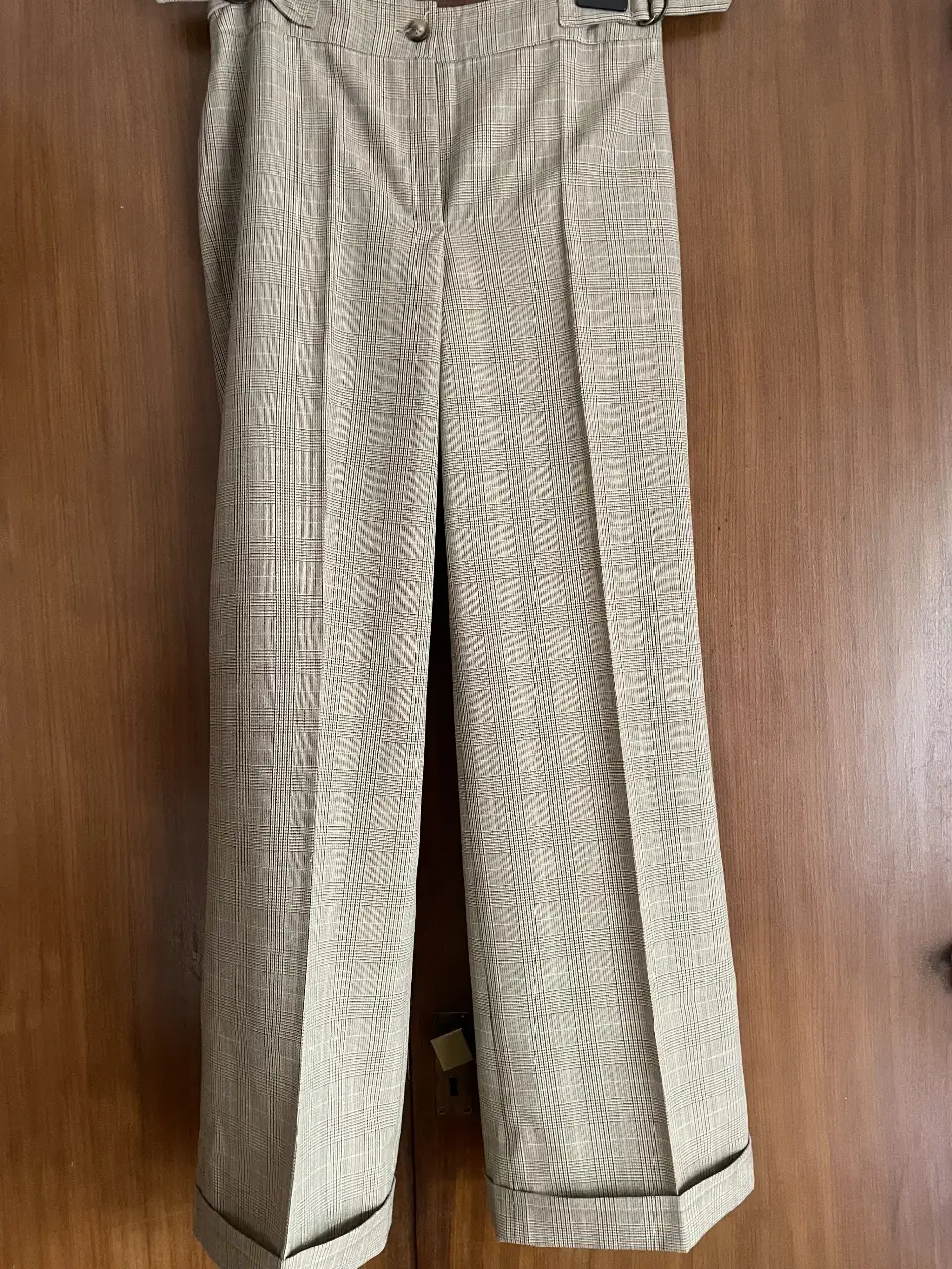Pantalón sastrero de mujer, con estampado a cuadros en tonos marrones y beige. Talle 40. Marca Carmela Achaval. Ideal para un look elegante y sofisticado.