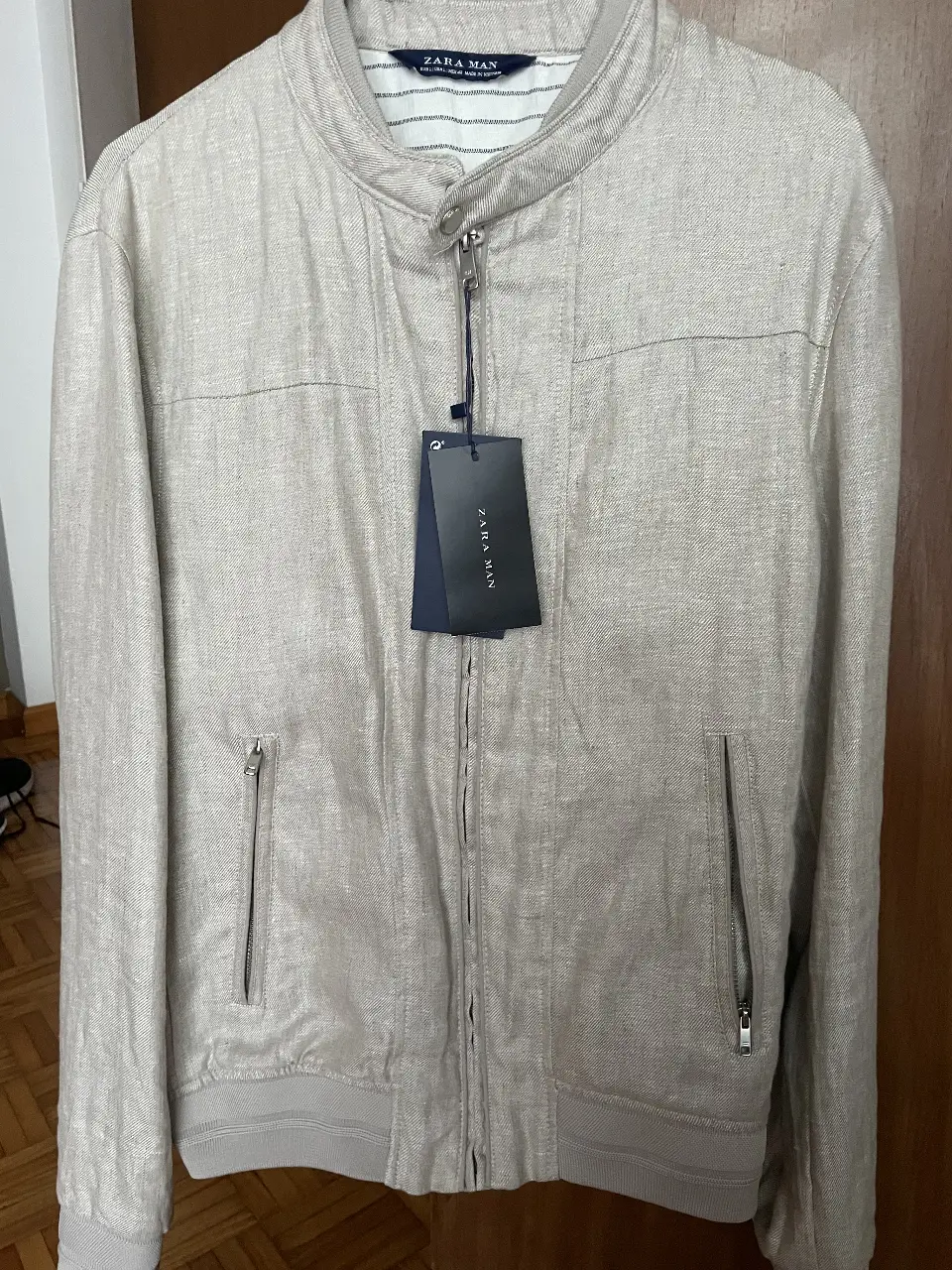 Campera bomber de lino para hombre, color gris claro, con cierre y bolsillos. Marca Zara Man, talle L.