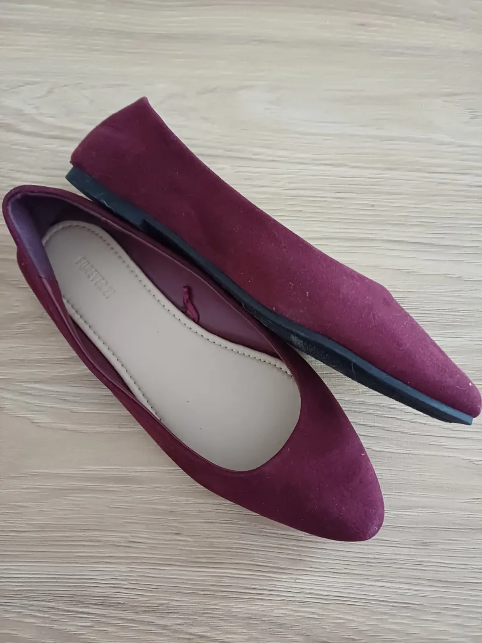 Ballerinas de gamuza color bordó, ideales para un look casual y cómodo. Perfectas para combinar con diferentes outfits.