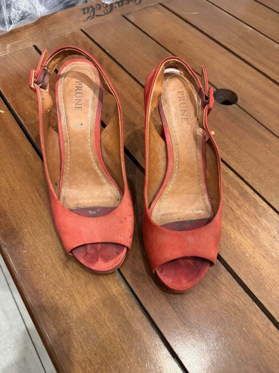 Sandalias rojas de taco alto, con diseño peep toe y pulsera con hebilla. Ideales para una fiesta o evento especial. Marca Prune.