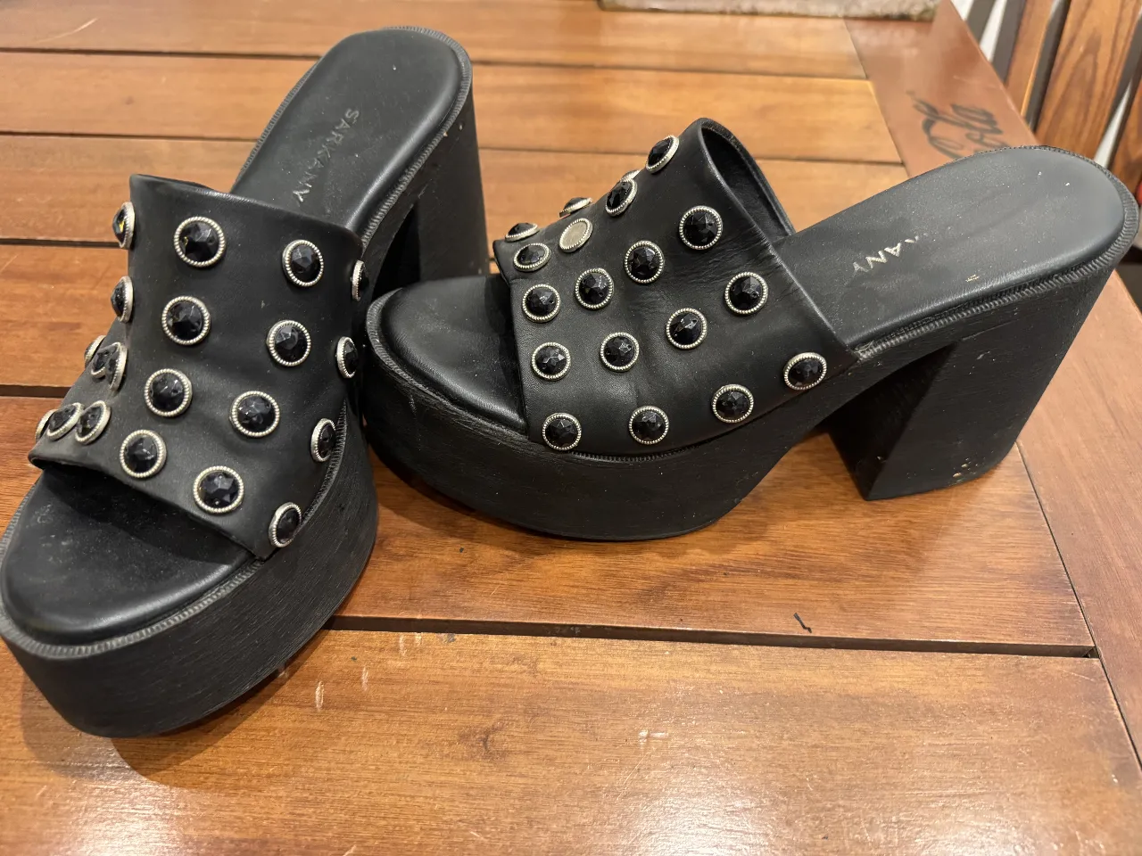 Sandalias negras con plataforma y detalles de tachas. Ideales para un look moderno y audaz.