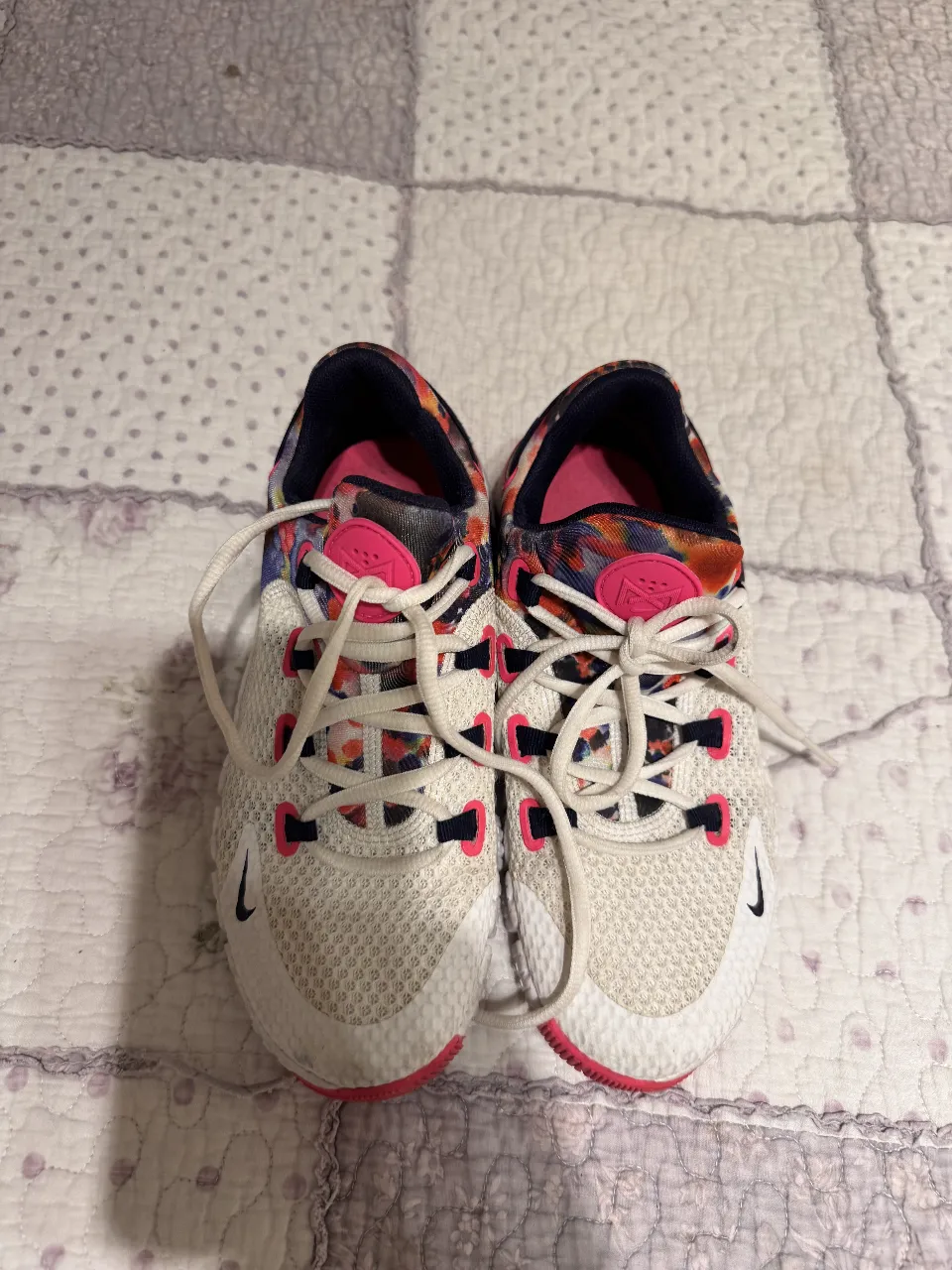 Zapatillas Nike Free Metcon 4 para mujer, blancas con detalles en rosa y estampado floral en la parte trasera. Ideales para entrenamientos y actividades deportivas.