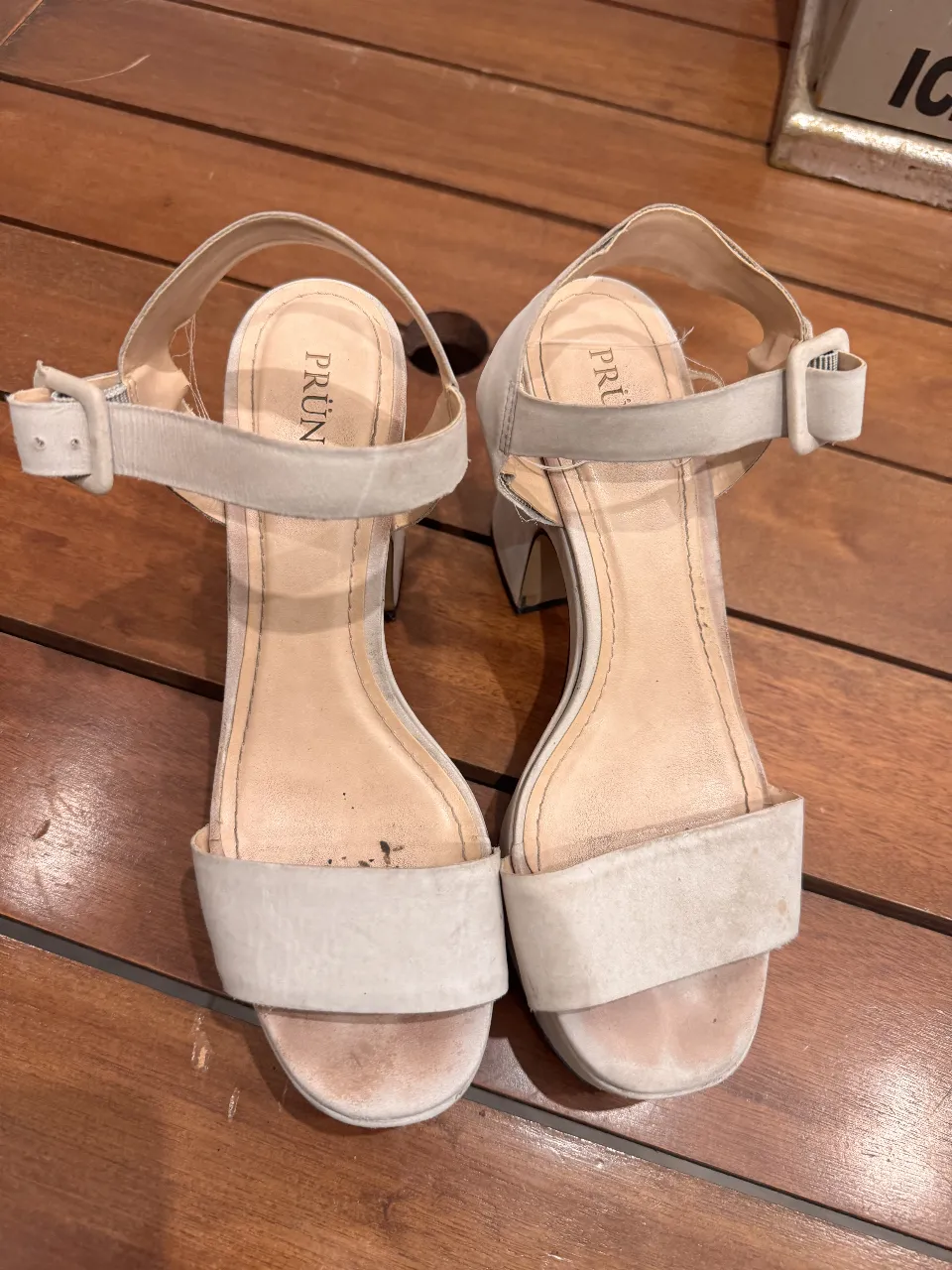 Sandalias de mujer color crudo con taco. Ideales para un look elegante y cómodo. Marca PRÜN.