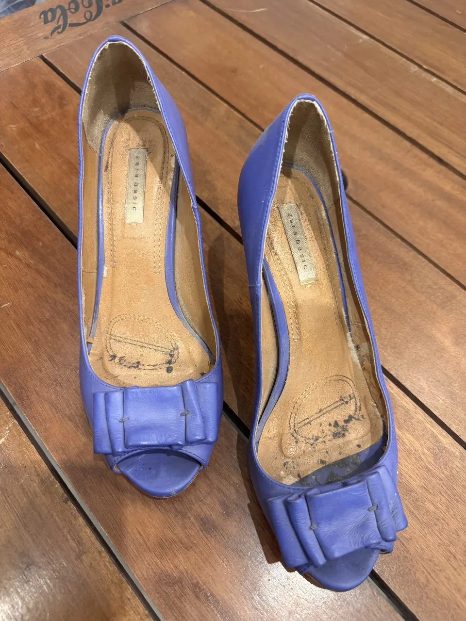 Zapatos de taco alto azul con moño en la punta. Marca Zara Basic.