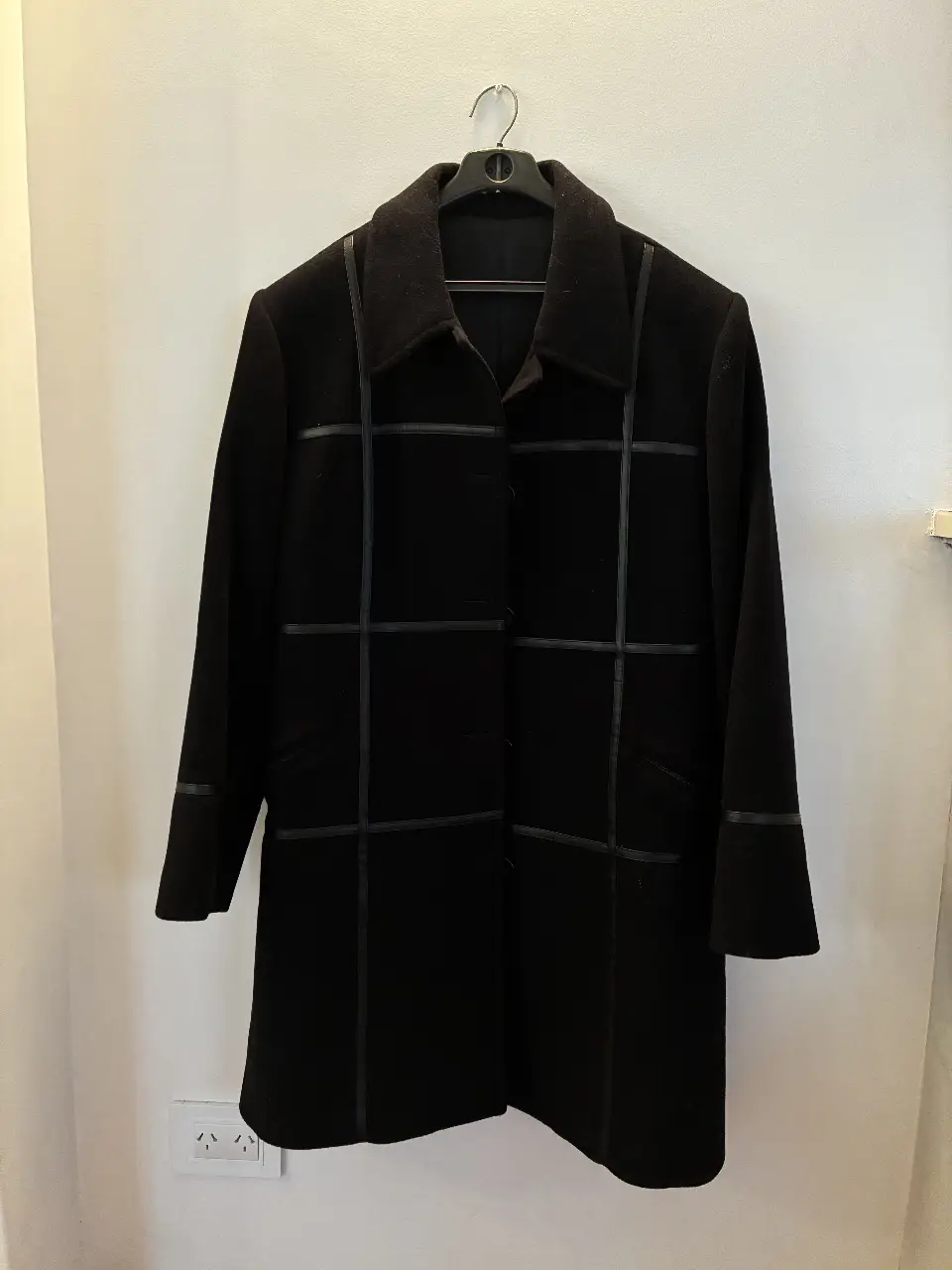 Sobretodo negro de paño con detalles en cuero. Corte clásico, ideal para un look elegante y abrigado. Perfecto para el invierno. Talle 4, Forrado, bolsillos con cierre. Sin usar. Impecable.