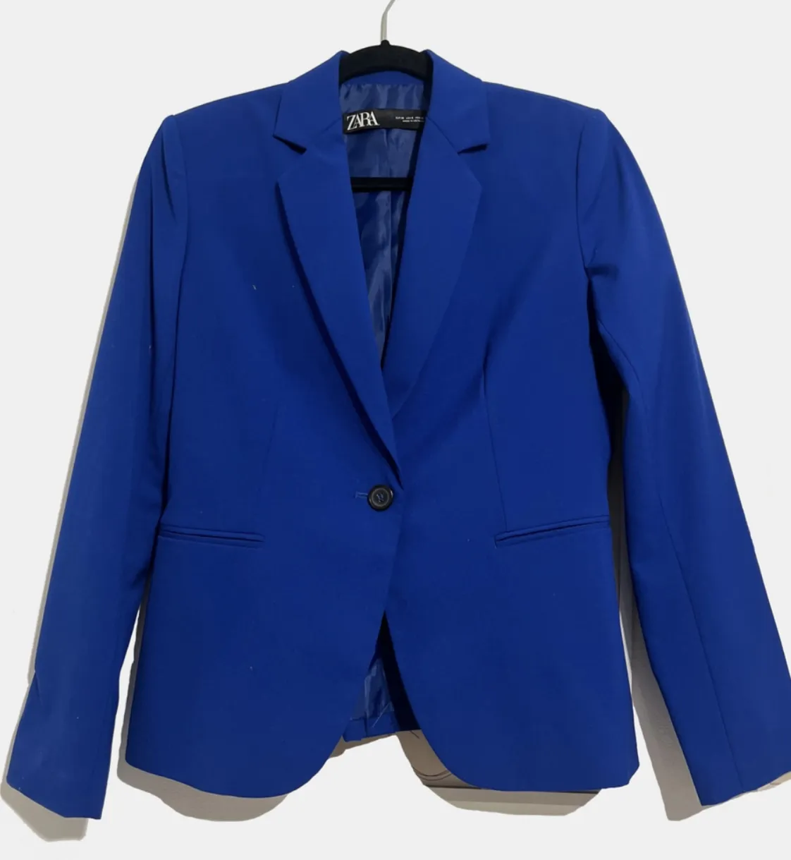 Blazer de mujer azul, de corte clásico y entallado. Ideal para un look formal o de trabajo. Confeccionado en tela de alta calidad, este blazer ofrece un ajuste perfecto y un estilo sofisticado. Marca Zara.