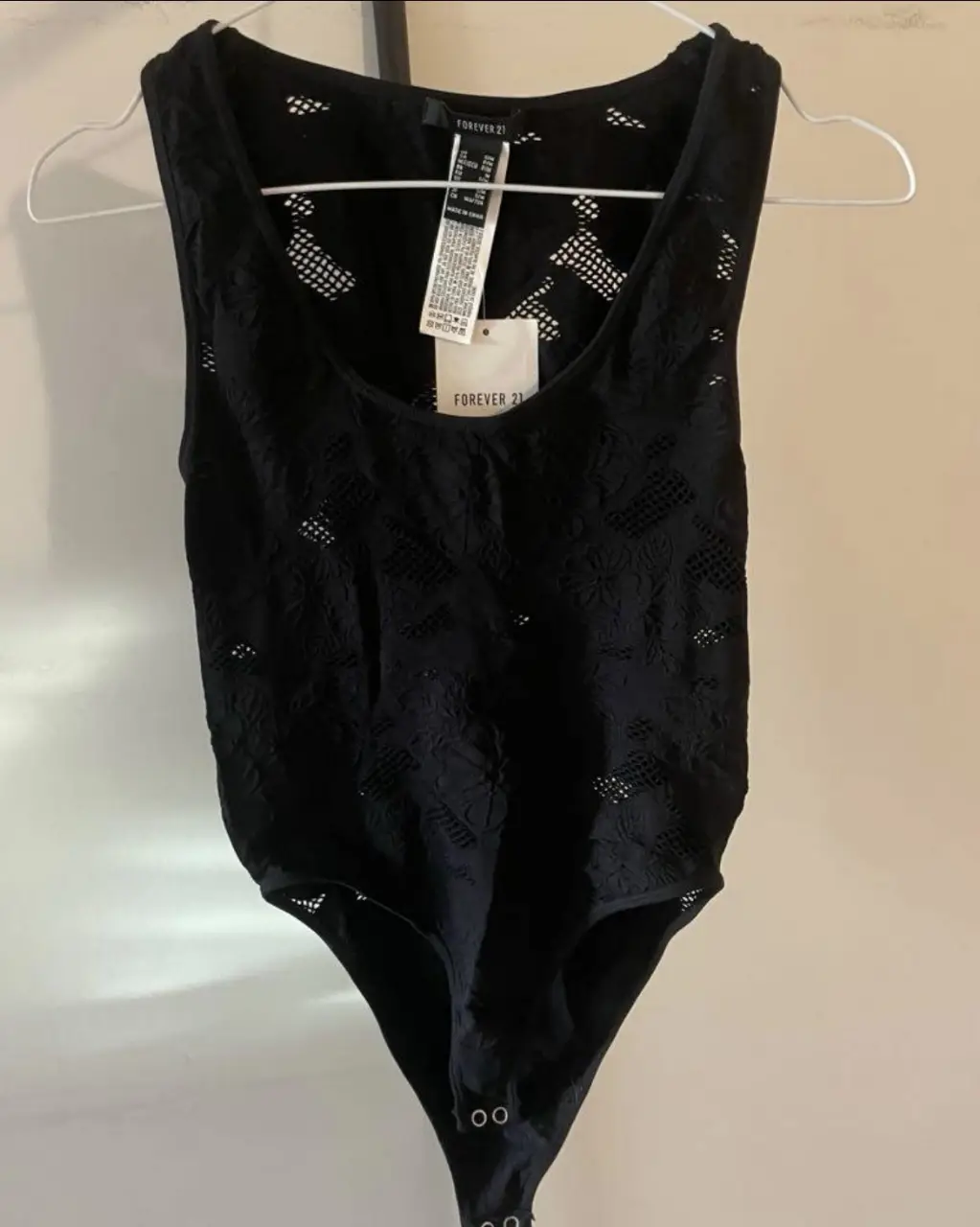 Body nuevo de encaje negro de Forever 21, con escote redondo y detalle calado. Ideal para usar en fiestas o salidas. medidas (sin estirar): por delante: 45 cm desde el escote hasta la entre pierna. por detrás: 65 cm desde el cuello hasta la entre pierna.