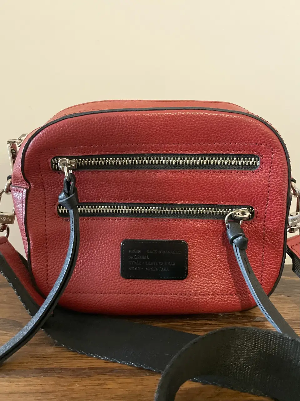 NUEVA. Cartera bandolera roja de cuero con detalles en negro. Marca Prune, original. Ideal para llevar tus esenciales con estilo.
