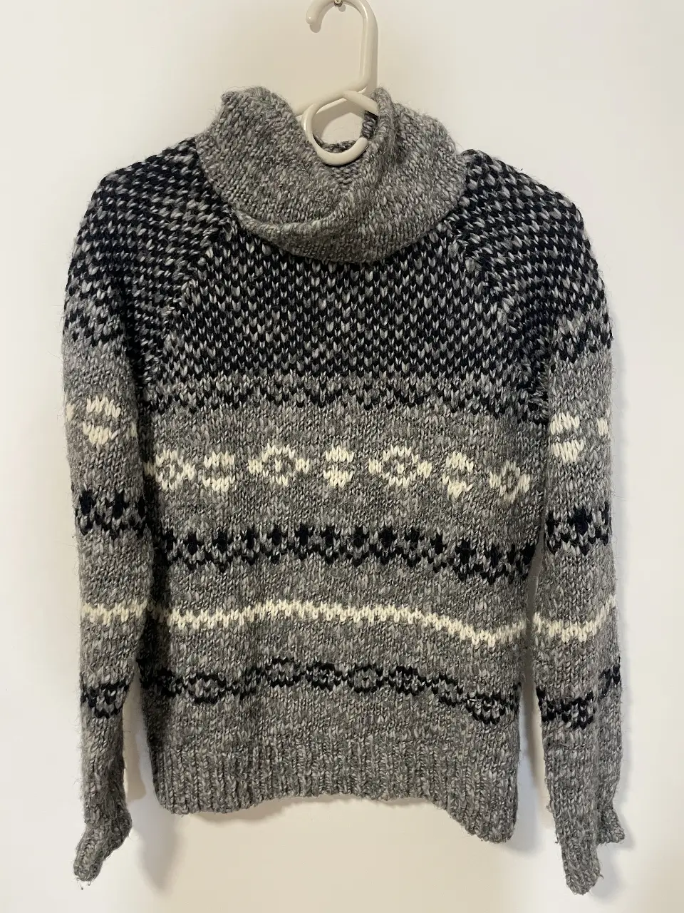 Sweater de lana con cuello alto, diseño tejido en tonos grises y negro. Ideal para el invierno, cómodo y abrigado. Medidas: 55 cm de largo, 45 cm de ancho, 55 cm de largo de manga
