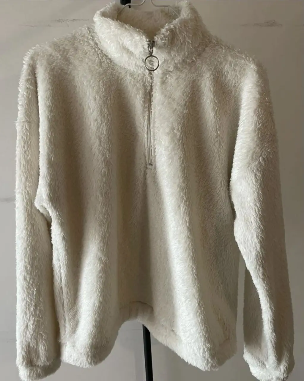 Sweater de polar blanco con cierre en el cuello. Ideal para el invierno, abrigado y cómodo. Perfecto para un look casual y relajado. medidas: largo: 60 cm ancho: 60 cm largo de manga: 55 cm