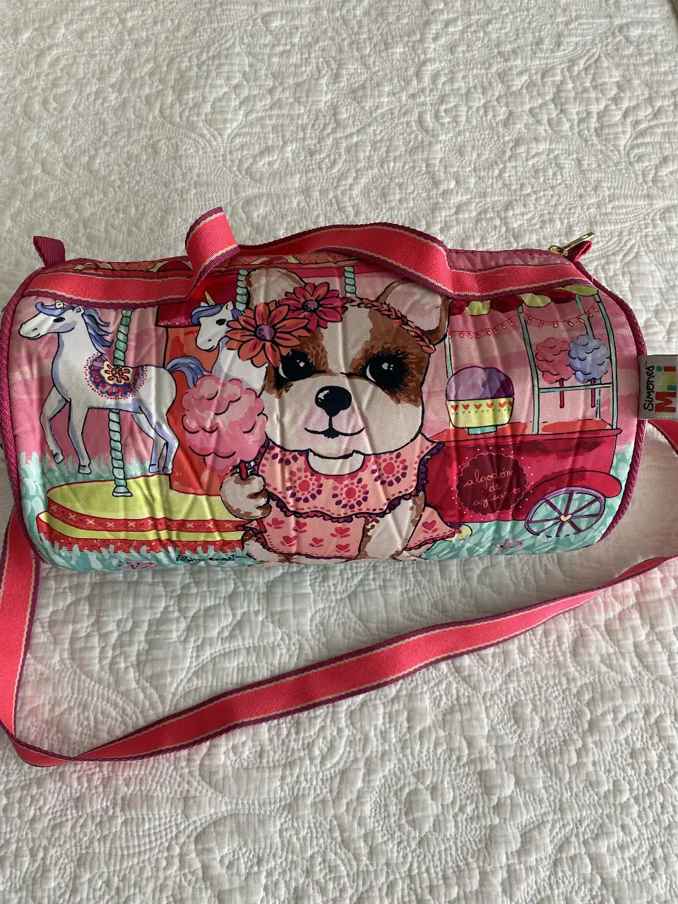 Bolso infantil ideal para llevar al club, a la pileta o a una pijamada. Tiene dos compartimentos en su interior (uno con bolsillo de red y otro de PVC para ropa húmeda). Tiene tira regulable. Mide 32 cm de ancho x 18.5 de diámetro. Está impecable!