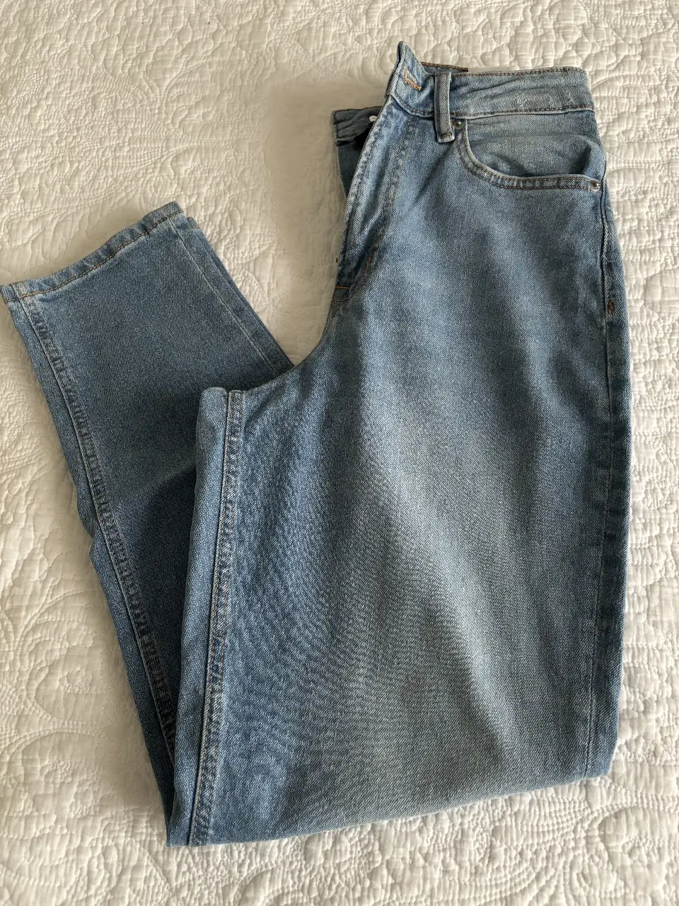 Jeans mom de mujer, tiro alto, color azul claro. Talle 36 EU. Marca H&M Divided.