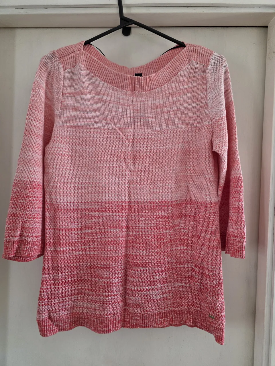 Sweater de tejido liviano con mangas 3/4 y cuello barco. Diseño degradé en tonos de rosa y blanco, ideal para un look casual.