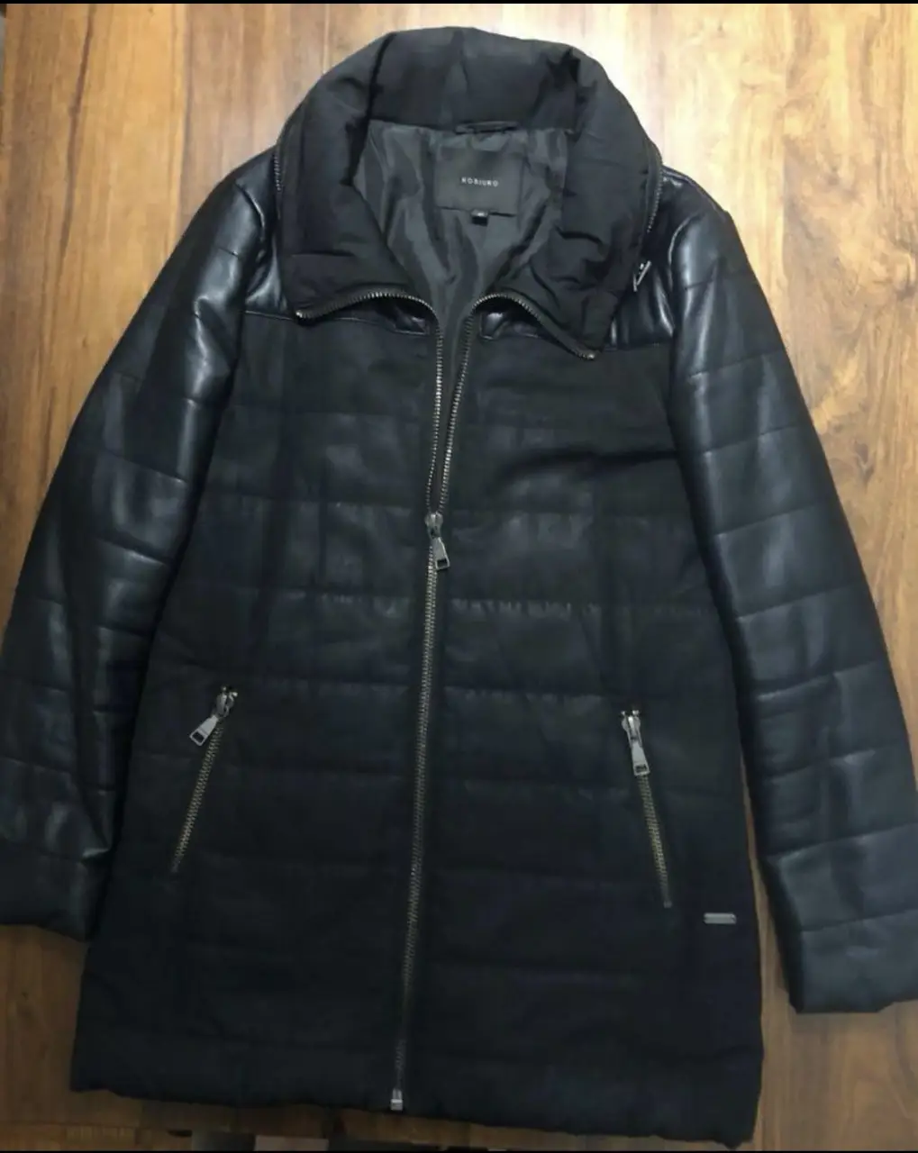 Campera negra de mujer Kosiuko, con detalles en cuero en los hombros y mangas. Talle 42 (M) pequeño detalle en uñas de las mangas (ver última foto). medidas de axila a axila: 48 cm, largo: 75 cm. 