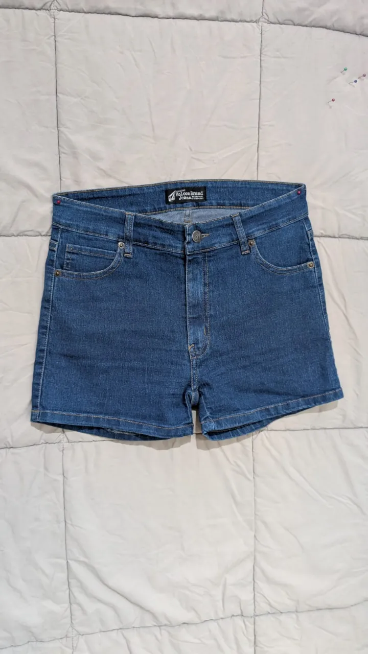 Shorts de jean tiro alto con un simpático bordado de sol sonriente en uno de los bolsillos traseros. Perfectos para un look casual y divertido.
