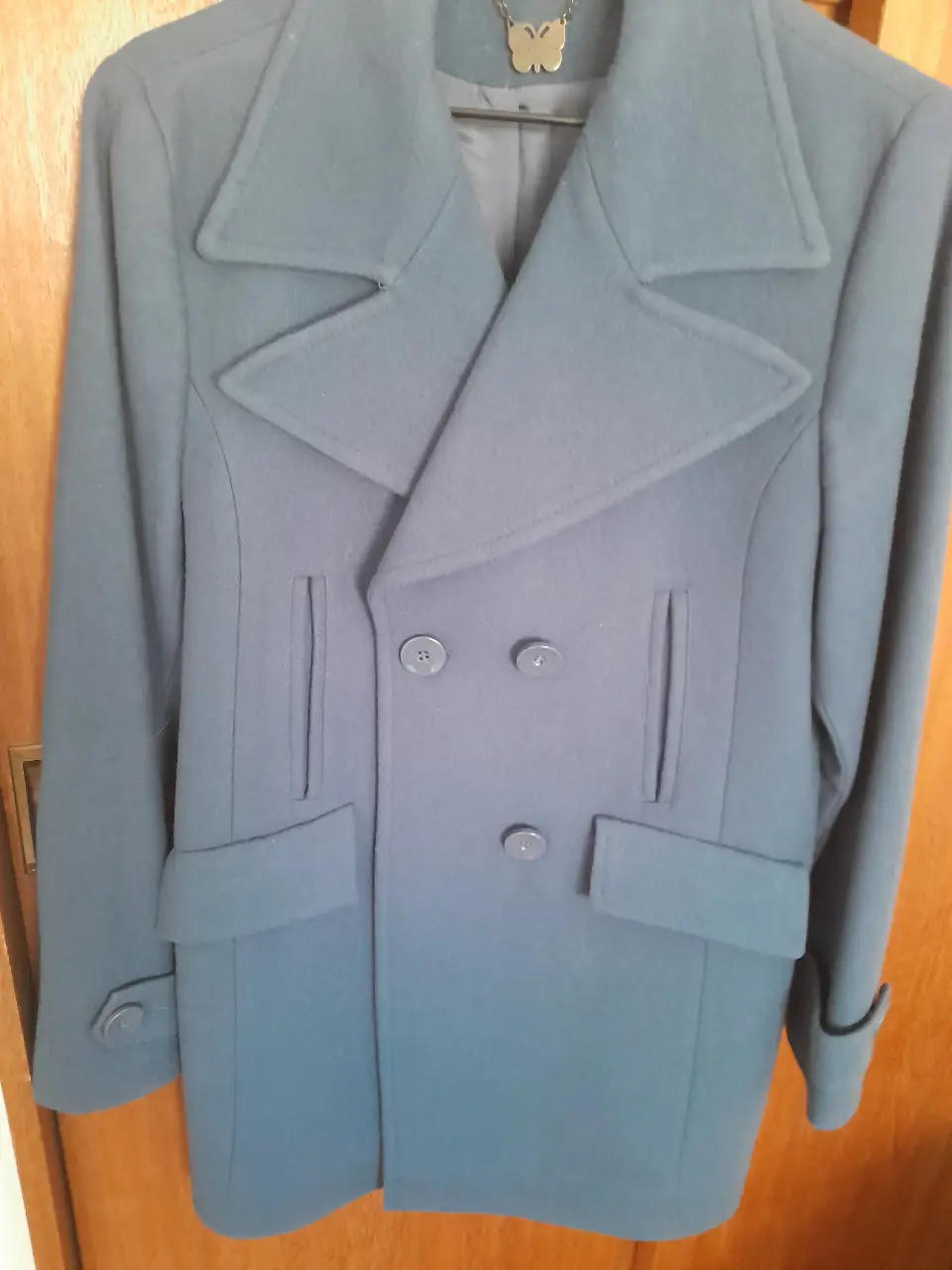 Tapado azul de paño, con solapas y bolsillos. Marca Rapsodia.