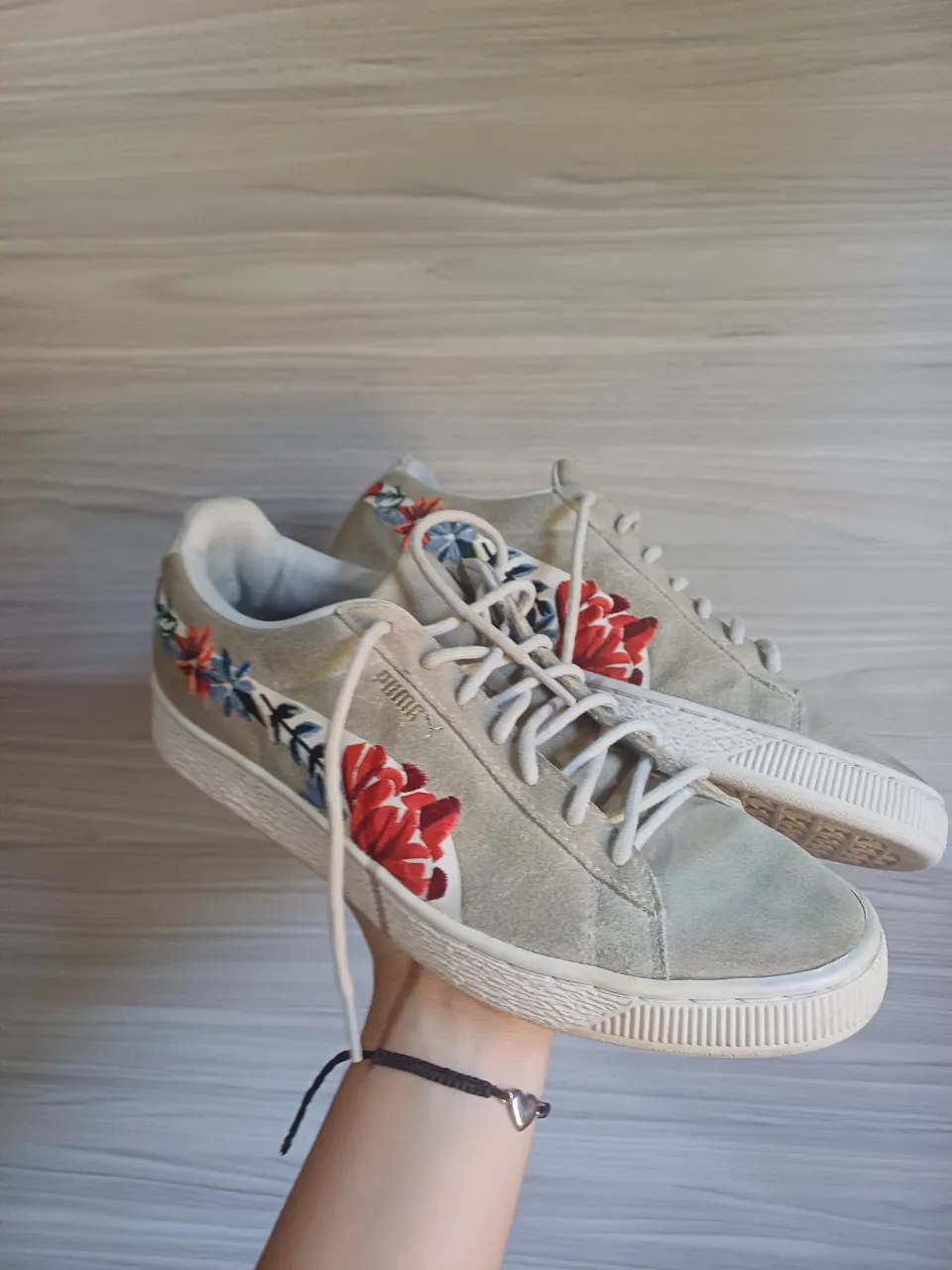 Zapatillas Puma Suede Hyper Embellished originales, con bordado de flores en tonos rojos, azules y verdes. Edición limitada 50 aniversario. No vienen con plantillas porque las perdí. En buen estado, suela dura de goma impecable.