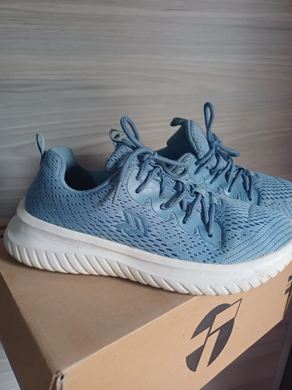 Zapatillas deportivas color azul claro, ideales para running o entrenamiento. Diseño moderno y cómodo, perfectas para el día a día.