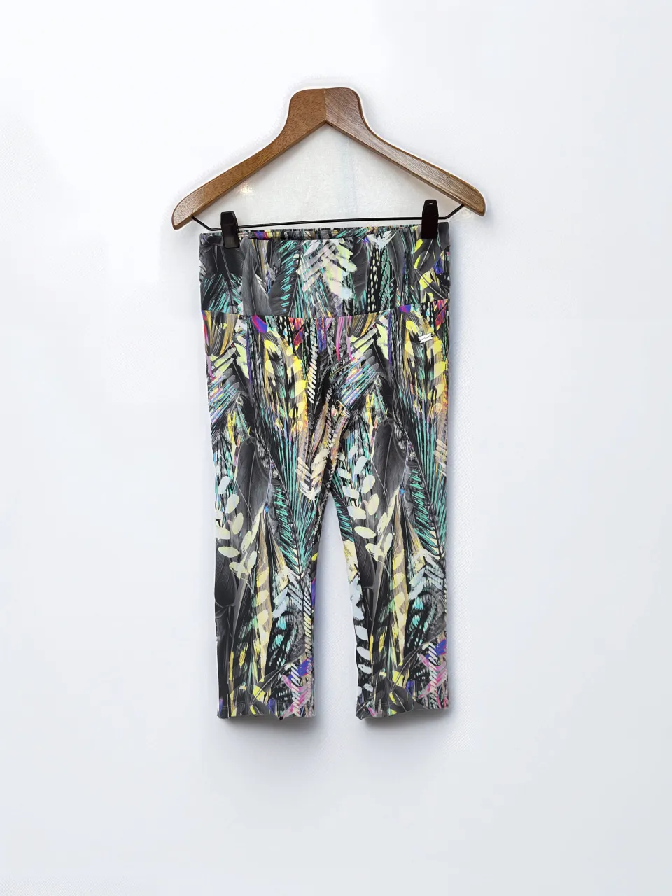 Calzas estampadas con diseño de plumas y hojas en tonos verdes, amarillos y rosas. Poseen cierres en los tobillos.
medidas sin estirar en superficie plana: tiro 28 cm. cintura 36cm. cadera 39cm. largo total 70 cm. COMO NUEVA POCO USO.