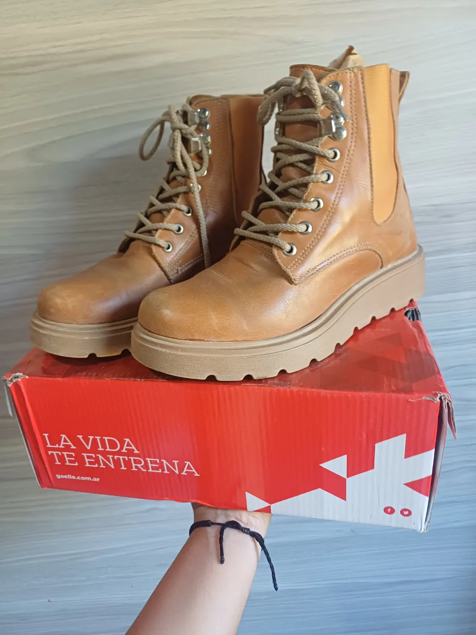Botas de cuero sintetico color suela, con cordones y plataforma. Ideales para un look canchero y moderno. Se ven un poco desgastadas pero estan en perfecto estado la suela y el cuero, no estan peladas. marca pia vittelli