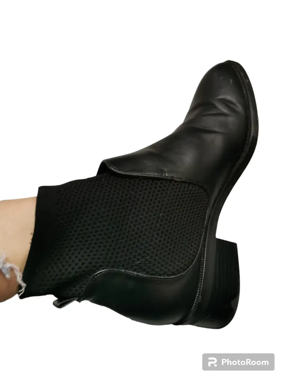 Botines negros de cuero sintético, ideales para un look moderno y versátil. Con diseño liso y ajuste elástico en el tobillo para mayor comodidad. Perfectos para combinar con diferentes outfits.