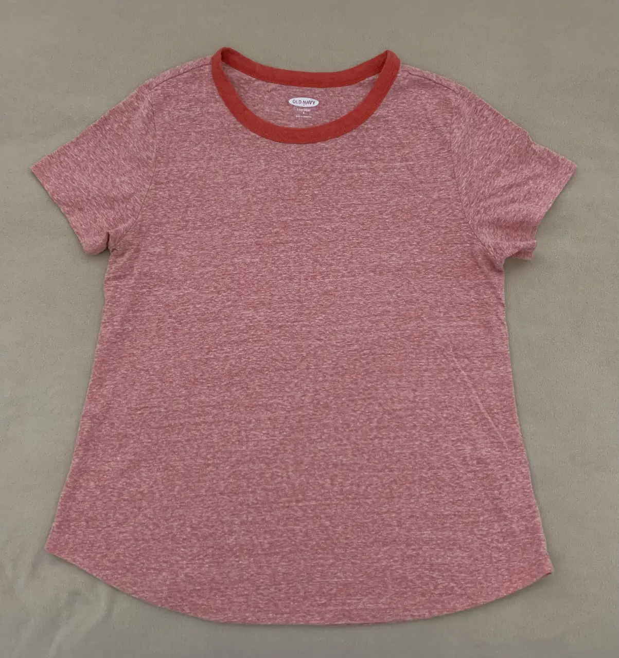 Remera de mujer Old Navy, de manga corta, color rosa con cuello salmón. Ideal para un look casual y cómodo.