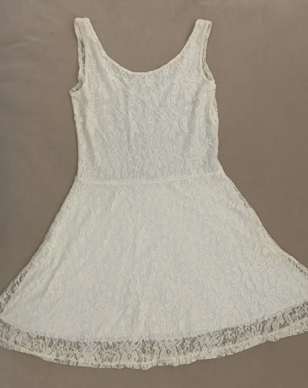 Vestido mini blanco, ideal para eventos especiales o salidas. Diseño delicado y femenino. Espalda traslúcida.