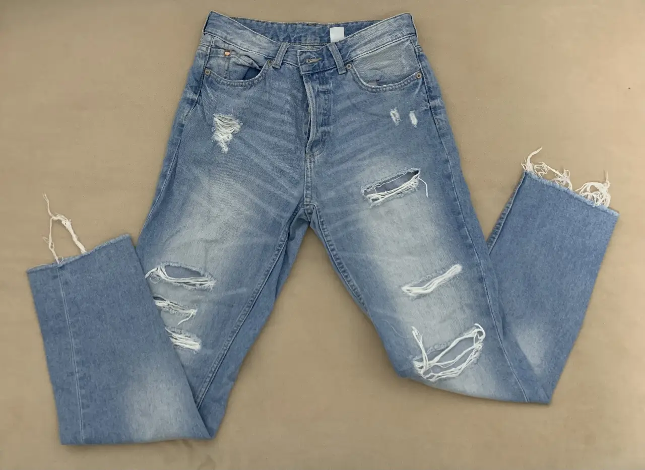 Jeans de mujer, tiro alto, con roturas y detalles desgastados. Ideal para un look casual y moderno.