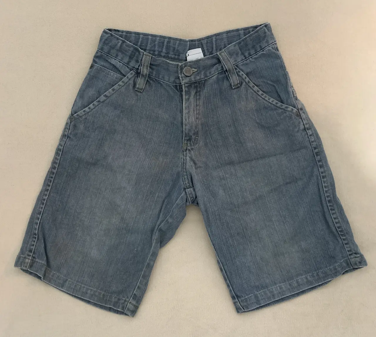 Short de jean azul para hombre, con bolsillos delanteros y traseros. Marca Grisino.