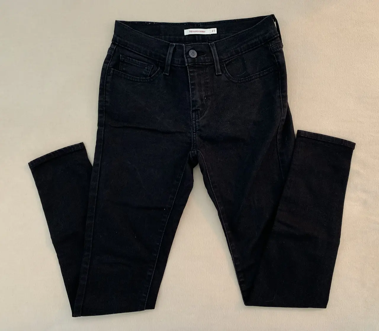 Jeans 710 Super Skinny de mujer, color negro, talle 27. Ideal para un look casual y moderno.