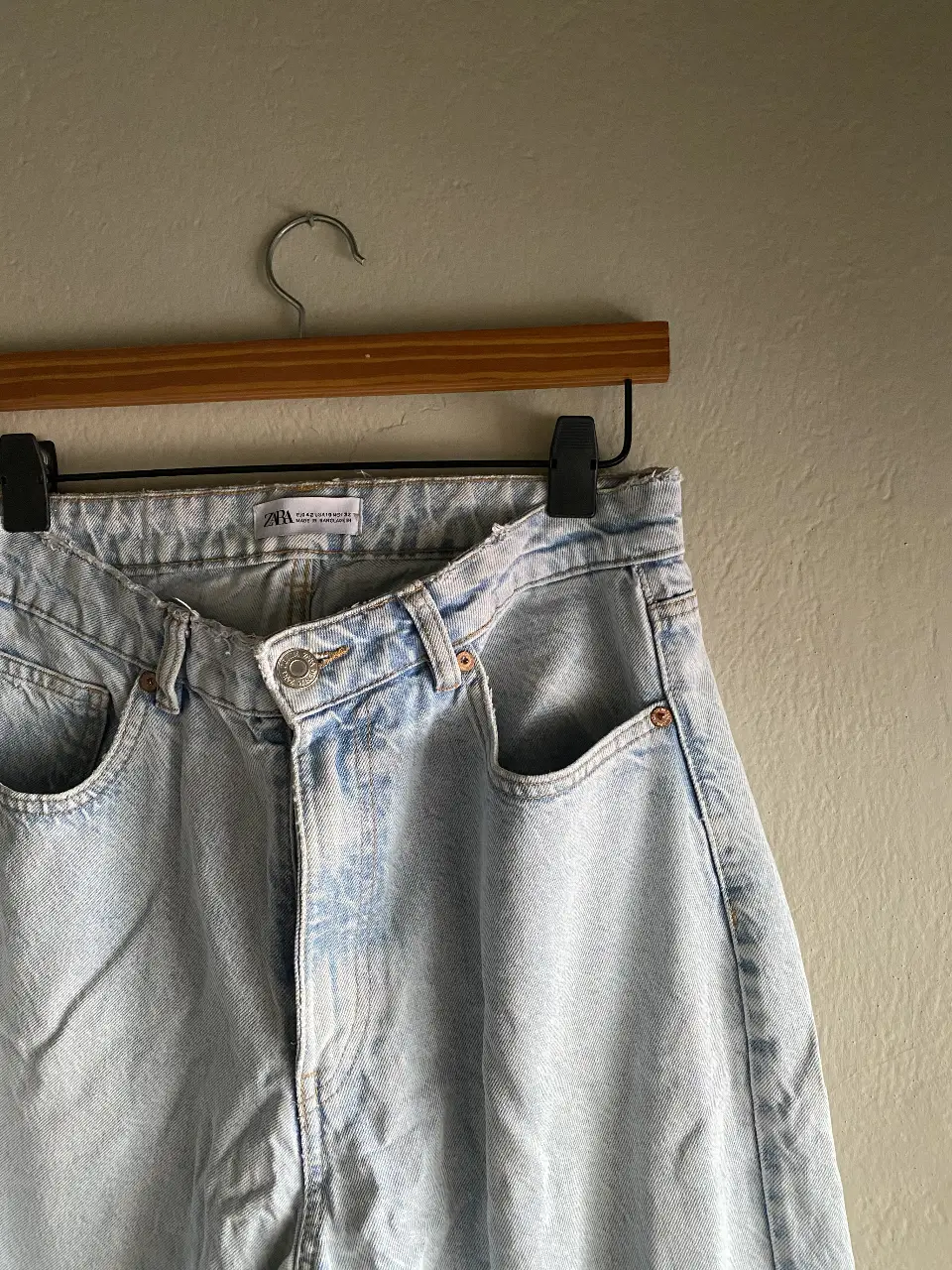 Jeans rectos de mujer, tiro medio, color azul claro, de la marca Zara. Un clásico atemporal para cualquier ocasión.