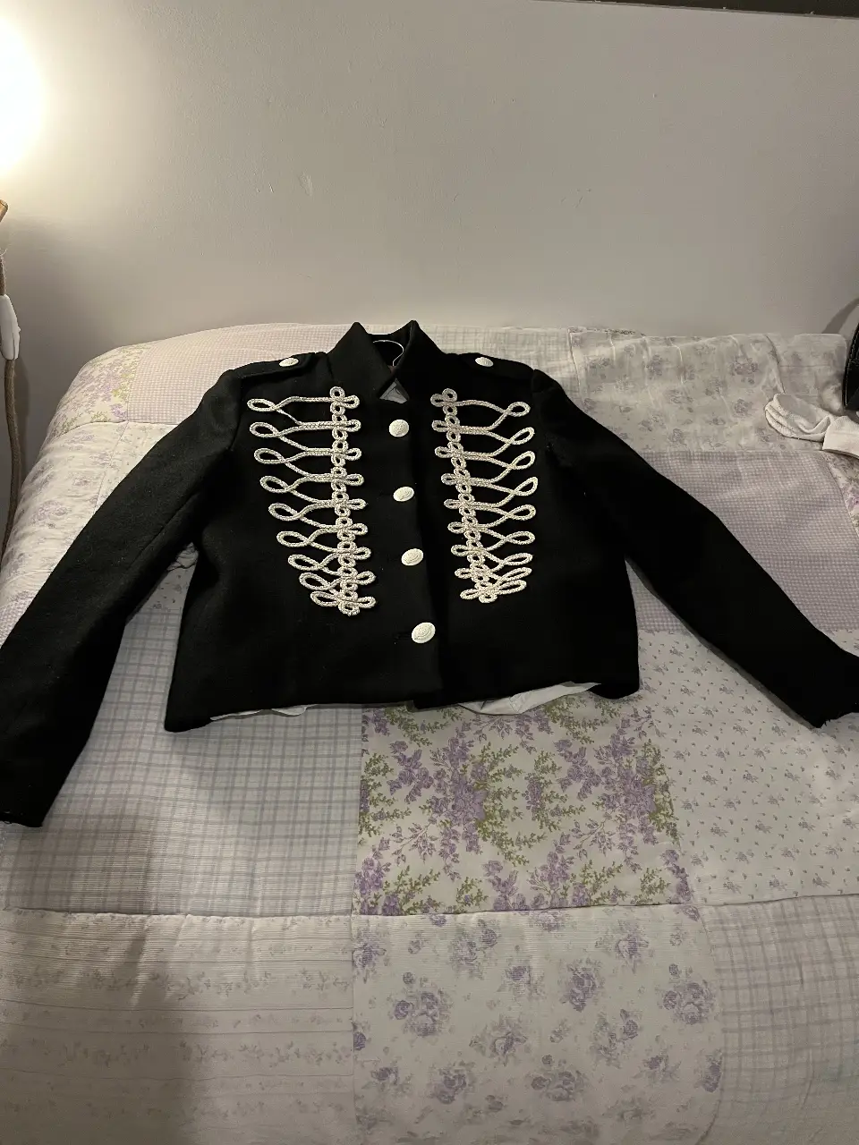 Chaqueta negra de mujer estilo militar con detalles en blanco. Ideal para un look elegante y sofisticado.