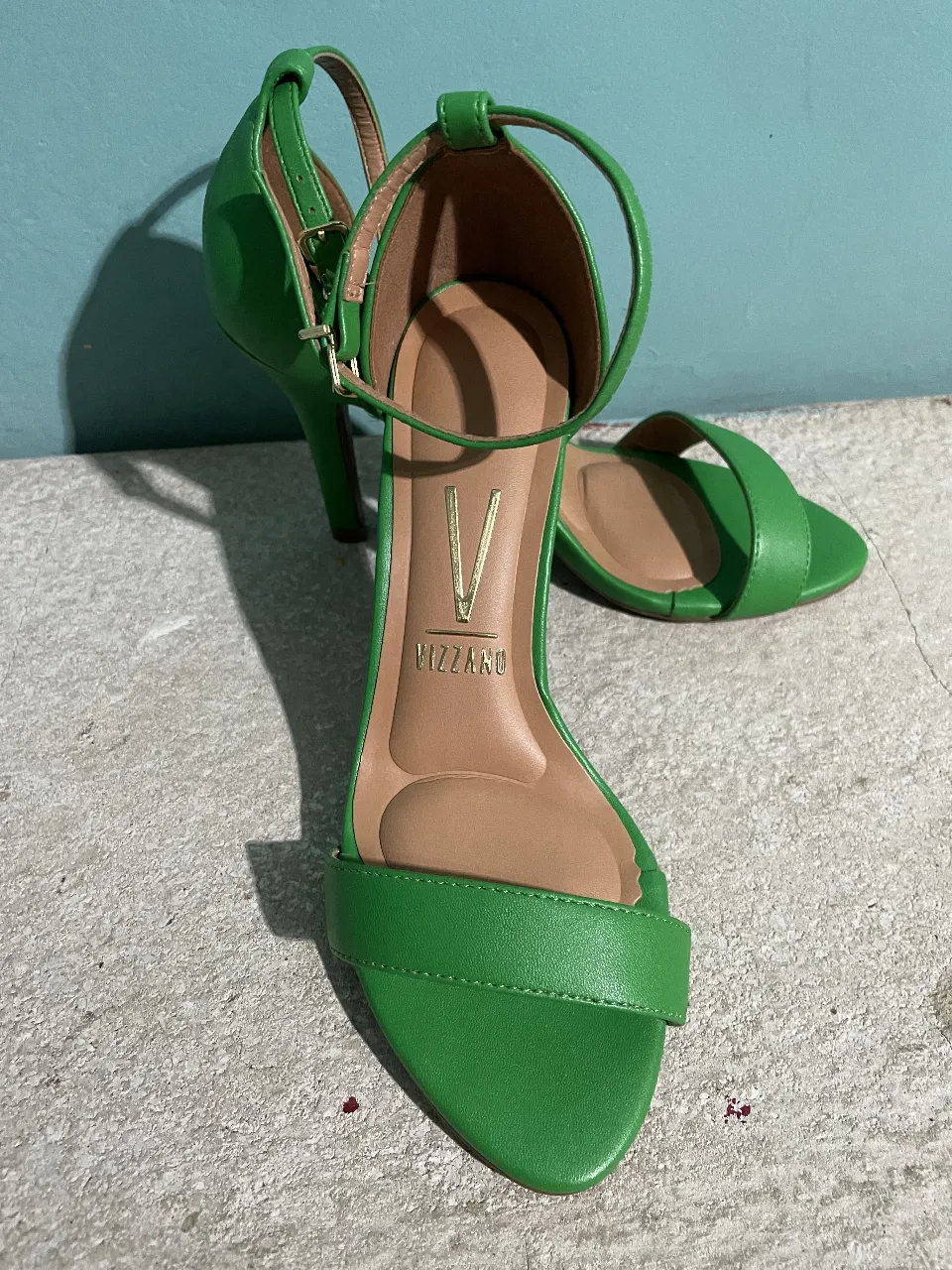 Sandalias de taco alto color verde, con pulsera en el tobillo y detalle de la marca Vizzano en la plantilla. Ideales para complementar un look de fiesta o salida.