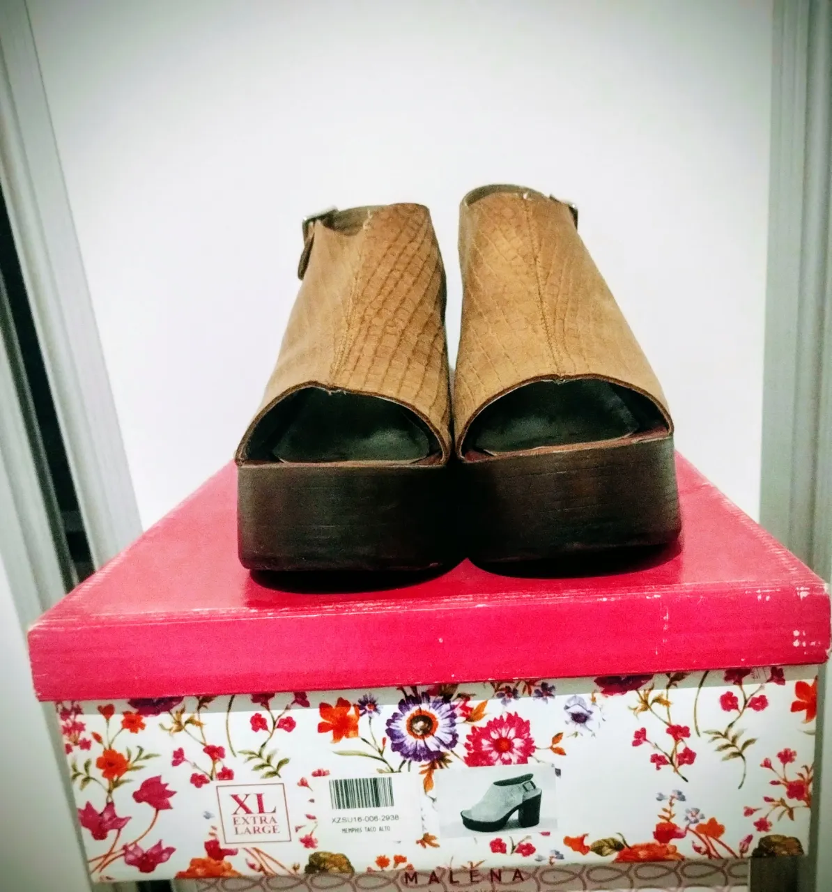 Sandalias de plataforma con taco grueso y textura de reptil. Ideales para darle un toque canchero a cualquier look. Cuero 