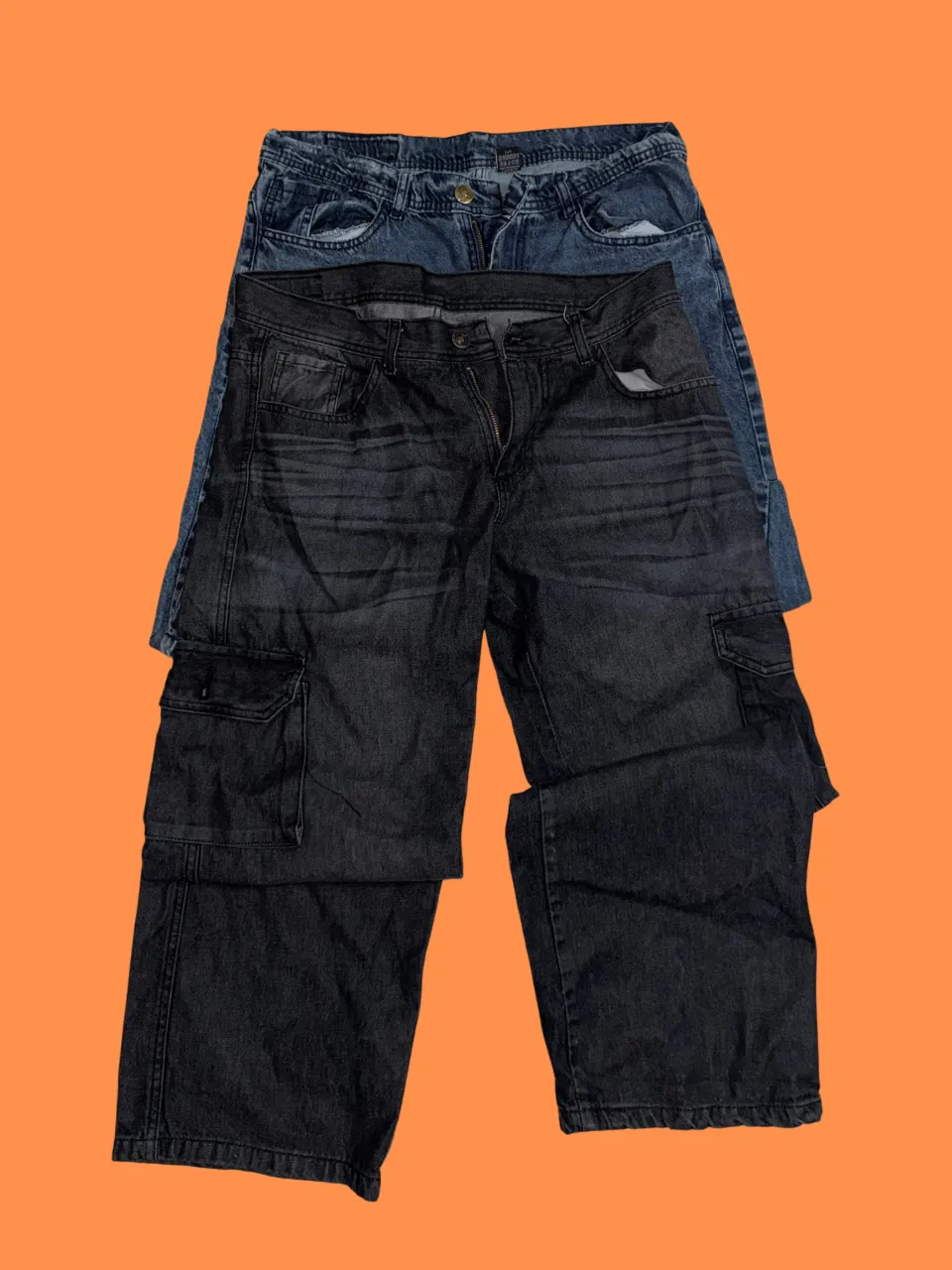 Pack de dos pantalones de jean. Uno de color azul claro con detalles desgastados y el otro de color negro con bolsillos cargo.