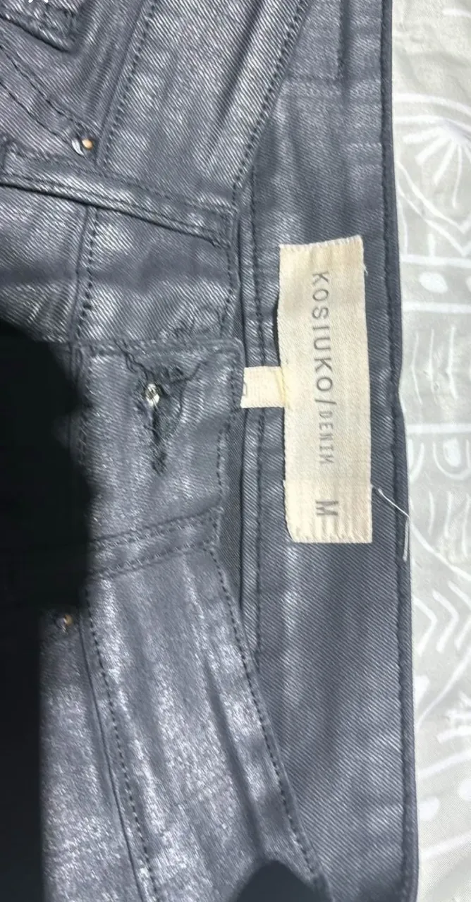 Pantalón de jean negro con efecto engomado, tiro medio y cierre en los tobillos. Marca Kosiuko Denim. Talle M.