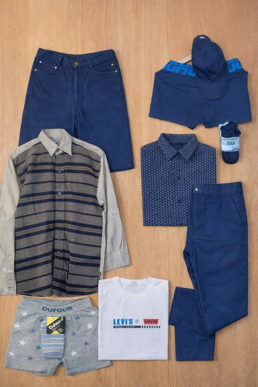 Lote de ropa masculina  Incluye un pantalón corto azul, un pantalón largo azul, una remera blanca con logo de Levi's, una camisa a rayas manga larga, una camisa estampada azul, un boxer gris con estrellas, un boxer azul con logo, y una gorra azul. 
9 prendas hombre 1,70 delgado o reventa 