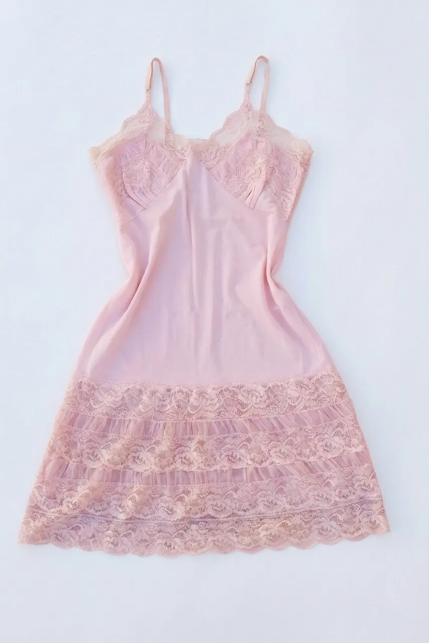 Vestido lencero vintage de seda rosa pálido con detalles de encaje. Un sueño de prenda, ideal para sentirte especial. Perfecto para usar solo o como base para un look más elaborado.

tiene una manchita en el encaje del busto que se ve en la segunda foto.
