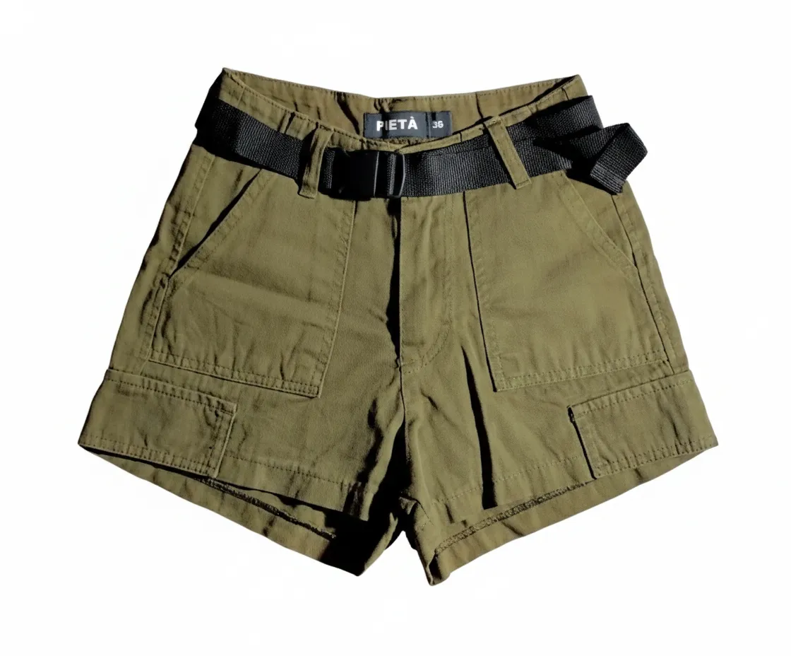 Shorts cargo de color verde militar, con cinturón negro incluido. Tienen bolsillos cargo en los laterales y un corte moderno.
