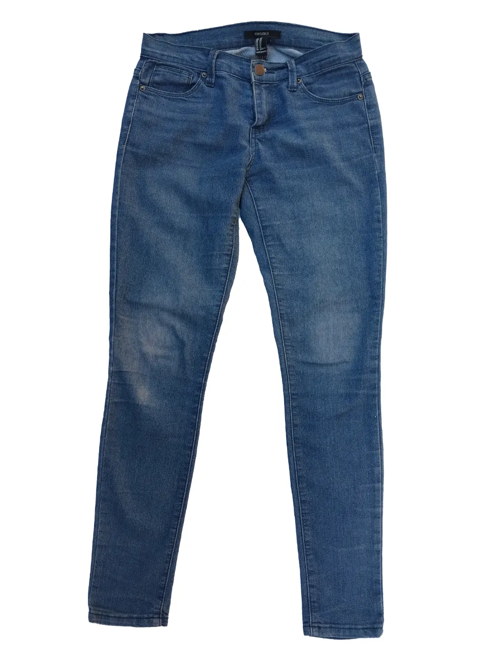 Jeans tiro alto, corte chupín, color azul clásico. Perfectos para un look casual y moderno, ideales para combinar con cualquier tipo de calzado y remera.