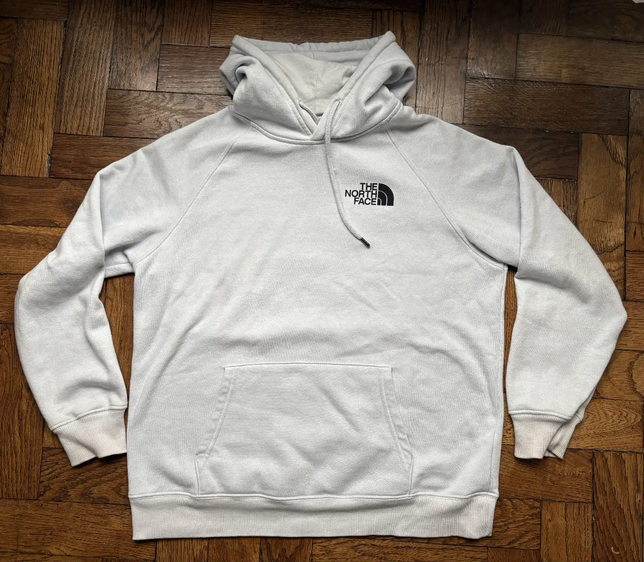 Buzo The North Face para mujer, de color celeste palido. Buzo en excelente estado y con muy poco uso