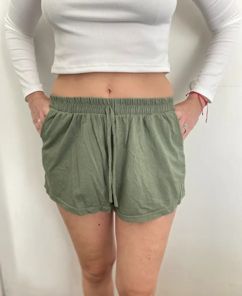 Short MARCA TERRAMANIA de mujer, color verde militar, tiro medio, con cintura elastizada y cordón para ajustar. Bolsillos laterales. Ideal para un look casual y cómodo.