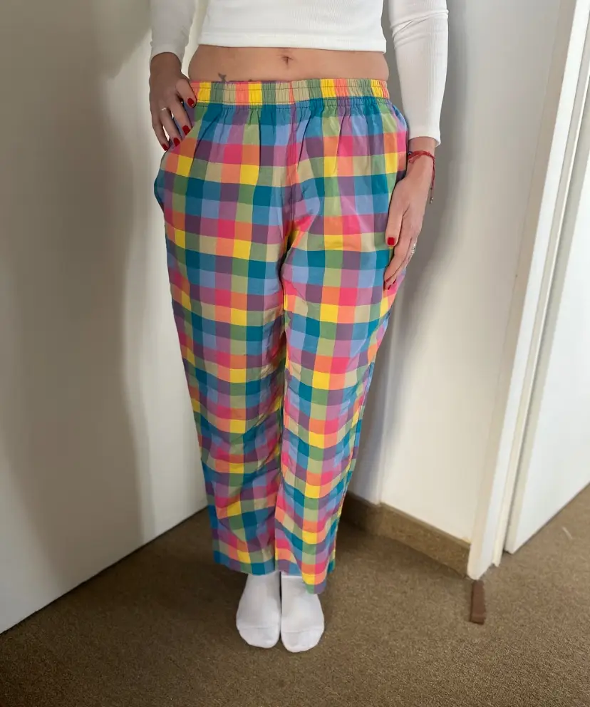 Pantalón suelto de mujer con estampado a cuadros en tonos vibrantes. Ideal para un look casual y cómodo. Cuenta con bolsillos y cintura elastizada para un ajuste perfecto. La marca ELEPANTS se encuentra en la etiqueta.