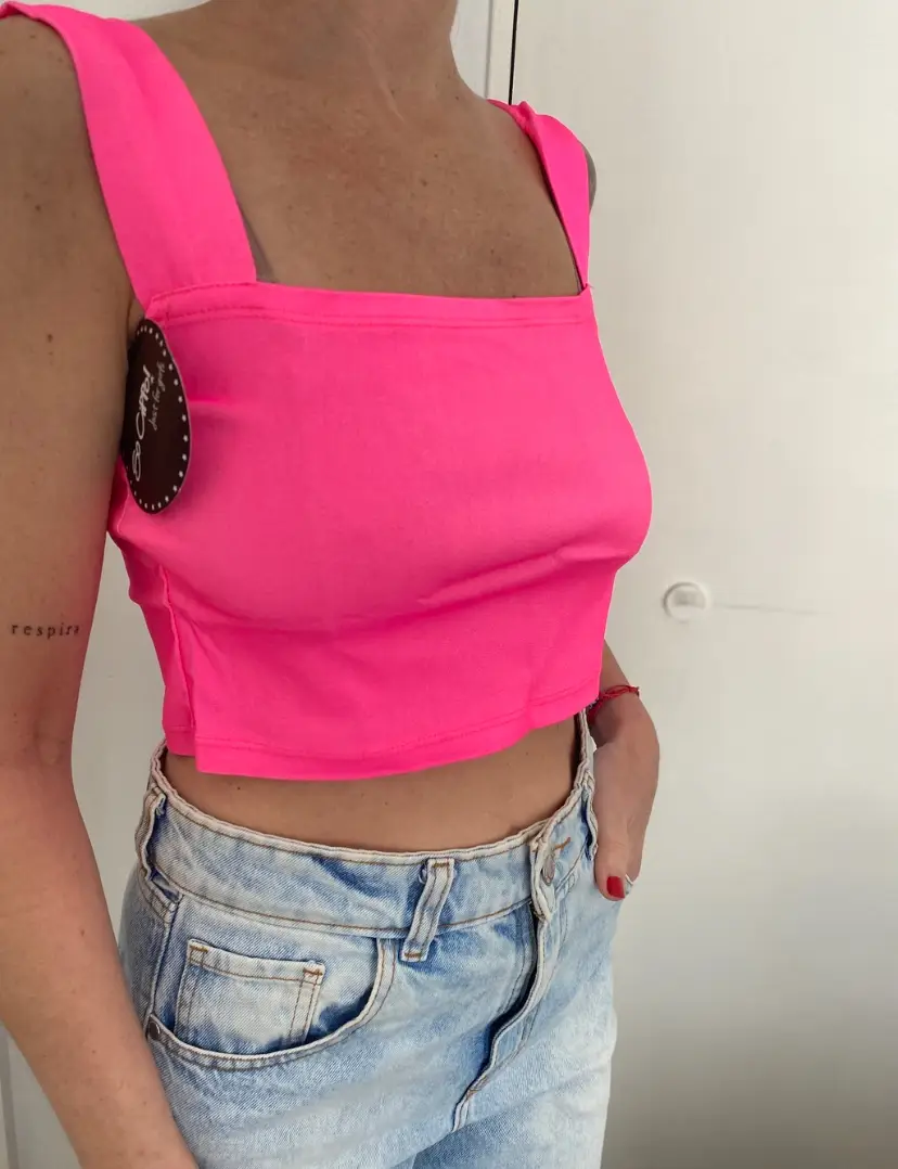Top de mujer color rosa chicle, con breteles anchos y corte cuadrado. Ideal para un look moderno y audaz.