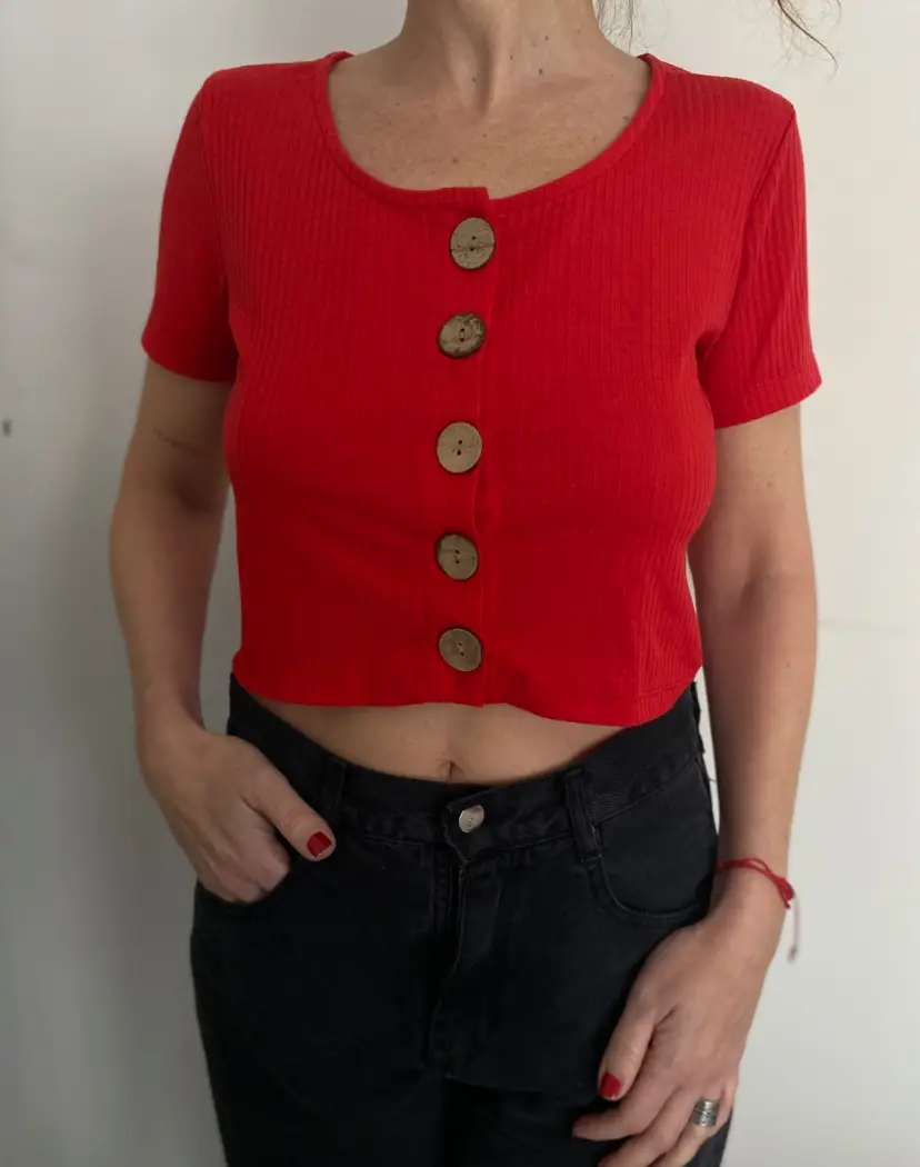 Top crop de mujer, color rojo, con botones de madera y mangas cortas. Ideal para un look casual y moderno.