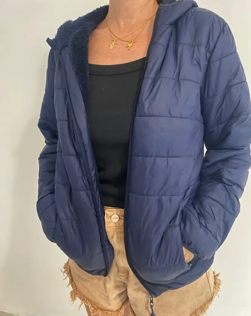 Campera azul marino MARCA FALABELLA acolchada con capucha y forro de piel sintética. Ideal para el invierno, con cierre y bolsillos.