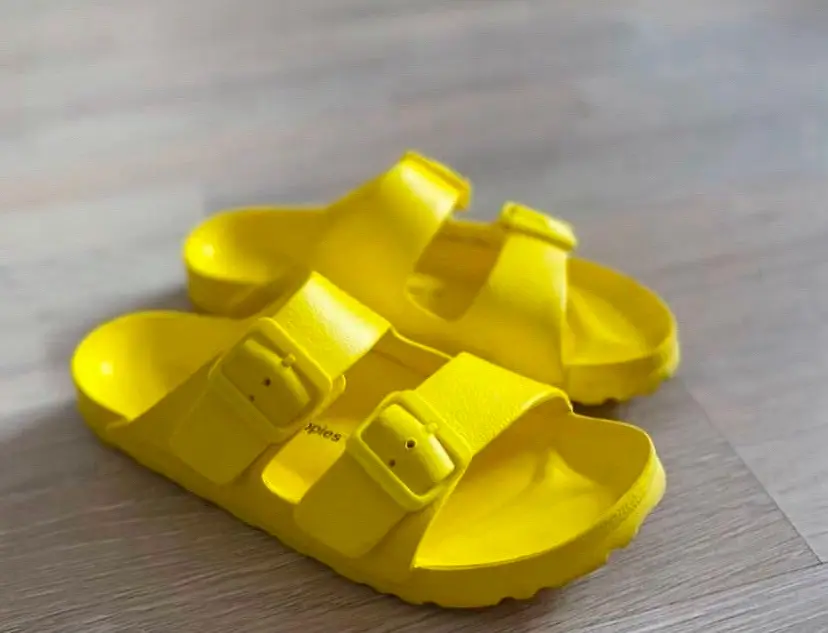 Sandalias amarillas de goma, ideales para el verano. Cómodas y fáciles de limpiar, perfectas para la playa o el uso diario.
