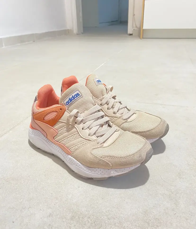 Zapatillas Adidas ORIGINALES para mujer, color beige con detalles en naranja y blanco. Diseño deportivo y moderno, ideales para uso diario.