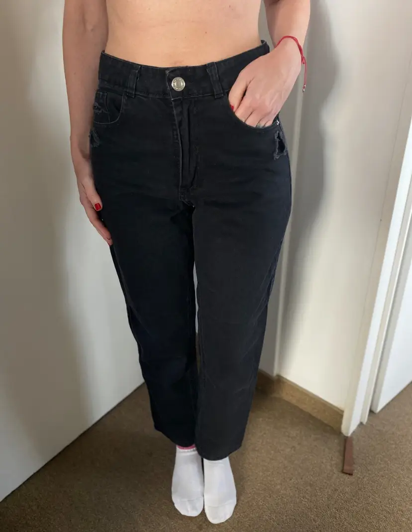 Jeans rectos negros de tiro alto, ideales para un look casual y versátil. Perfectos para combinar con diferentes estilos y crear outfits modernos.